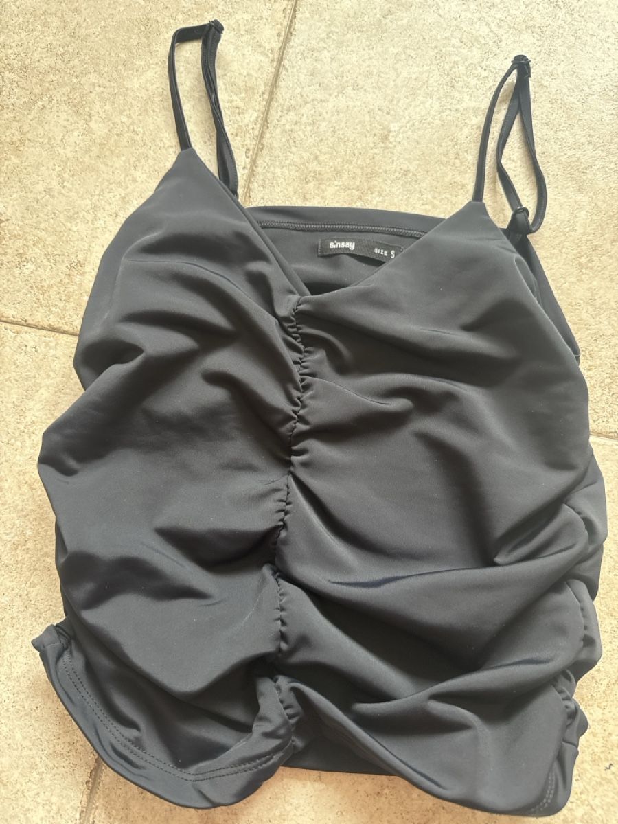 Top: Schwarzes Sommer-Top mit Raffung (Grösse S) – Nuovo (secondo la descrizione) da Pratteln venduto da syr_g2ql
