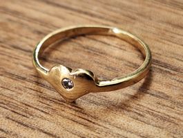 Fingerring Gelbgold 14K (punziert 585) mit kleinem Diamanten