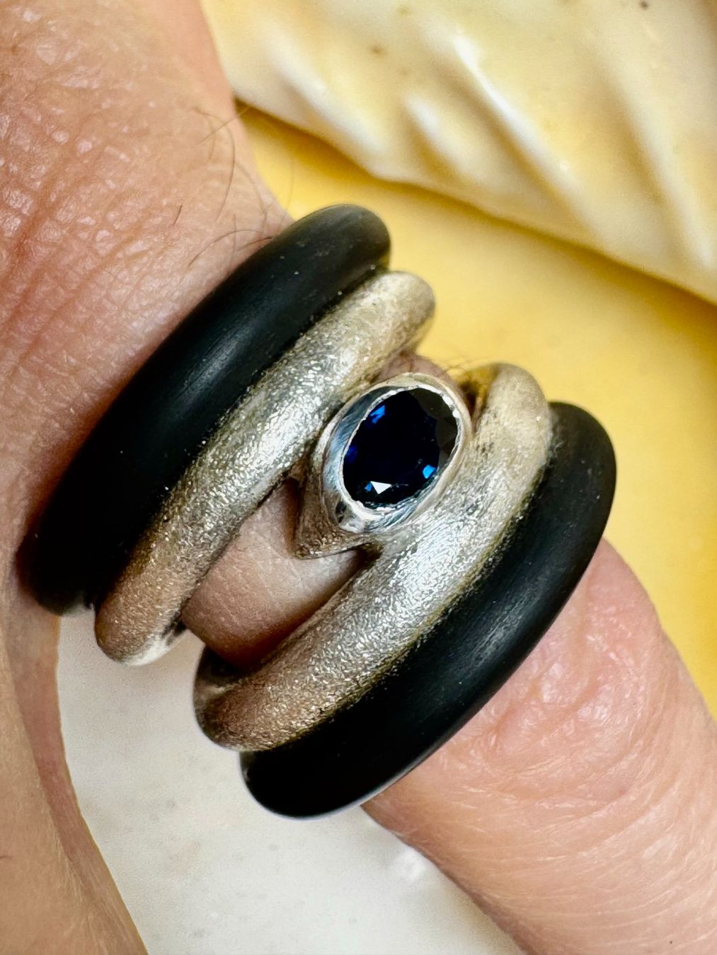 Anelli: Handgeschmiedeter Silberring mit blauem Saphir & Kautschuk – Nuovo e nell'imballaggio originale da Jona venduto da Herzschmiede 7
