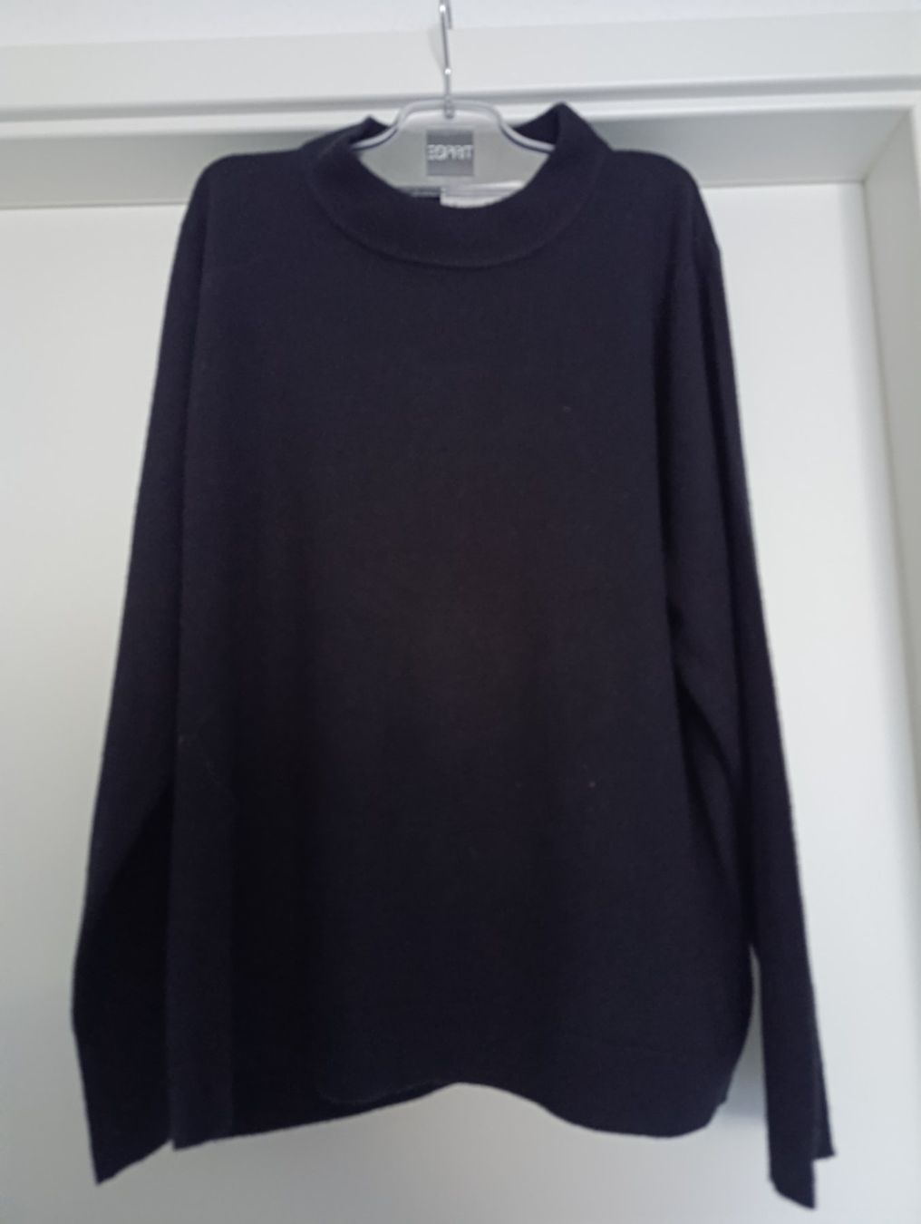 Pullover & Sweatshirts: Pull noir – Gebraucht aus St-Cergue von Neviana