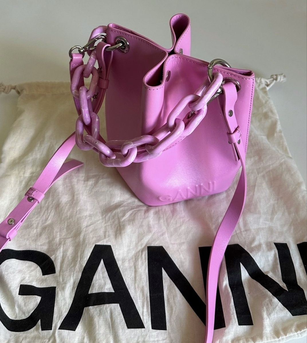 Ganni Sacs femmes: Ganni Bucket Bag Pink Leather  – D'occasion à Orvin par mboder