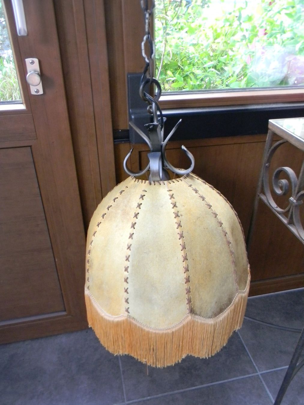Lampadari & plafoniere: lampe suspension campagnarde parchemin et fer forgé – Usato da Bournens venduto da monique048