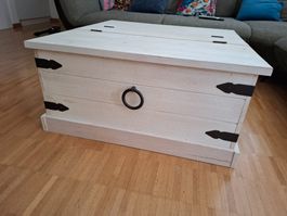 Couchtisch Holztruhe weiss mit Klappdeckel