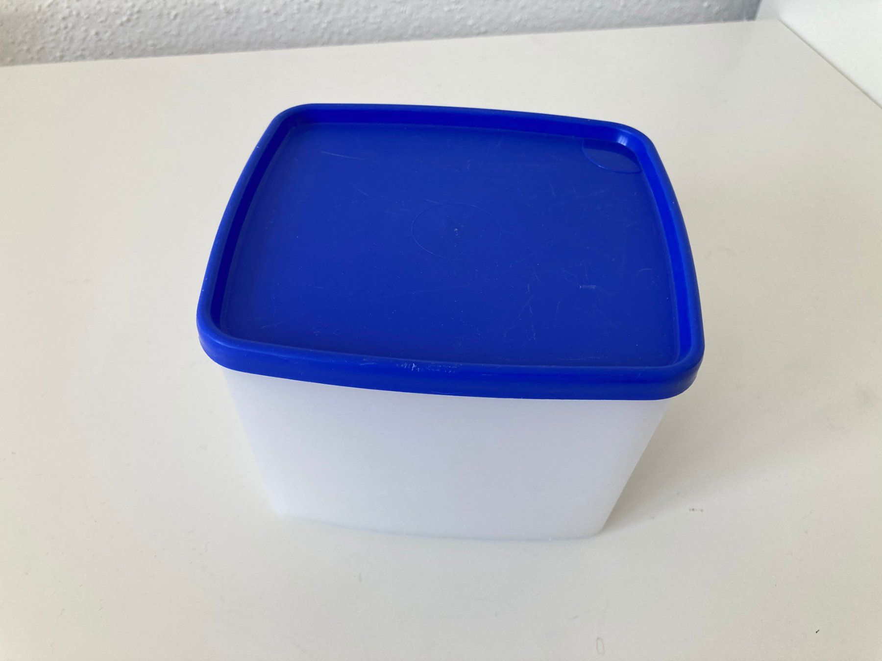 Tupperware Contenitori & Simili: Boîte Tupperware bleue et blanche, parfaite pour l... – Usato da Biel/Bienne venduto da almercaa
