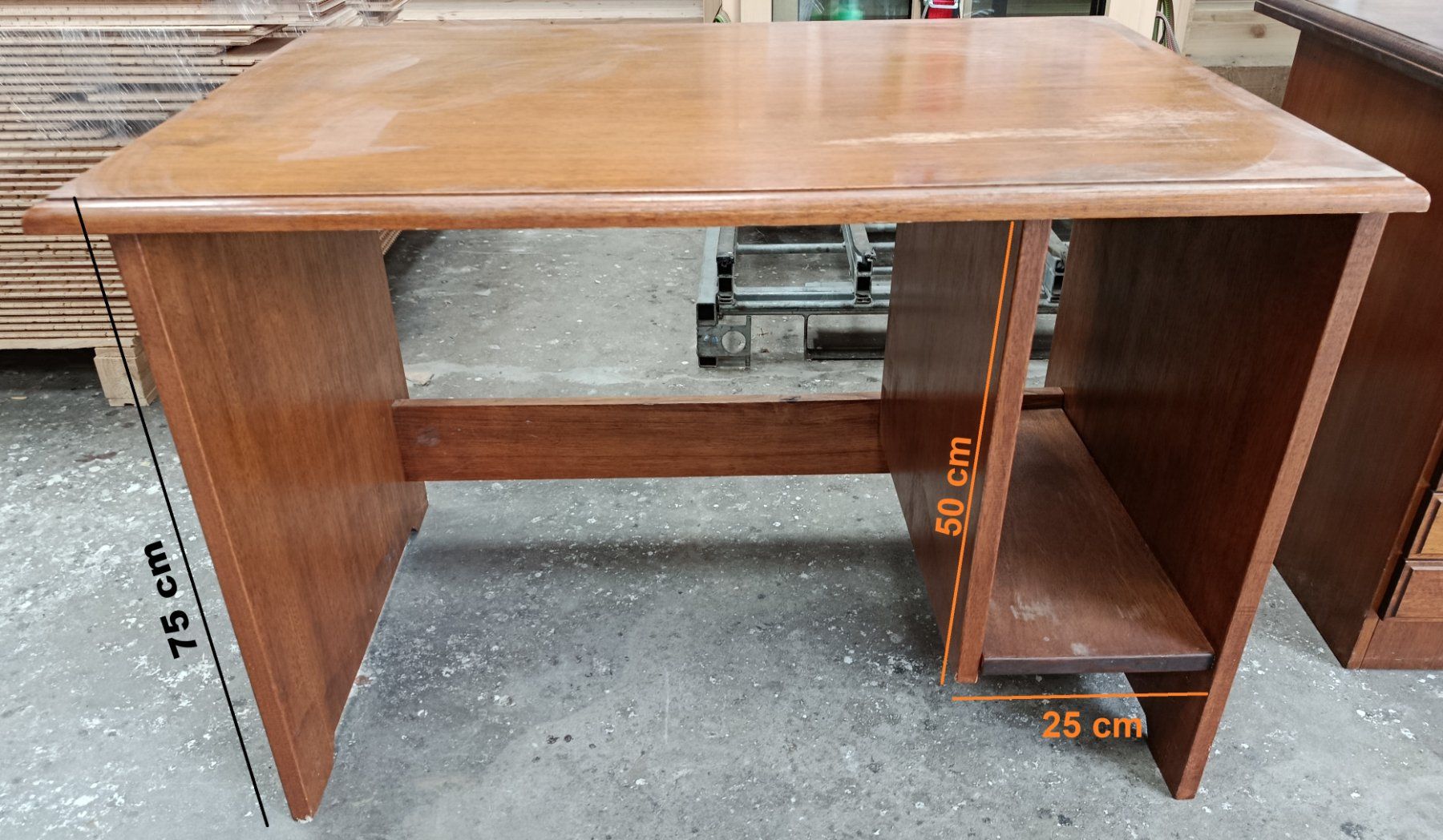 Schreibtische: Bureau en bois massif – Gebraucht aus Cheiry von R-Nicolet