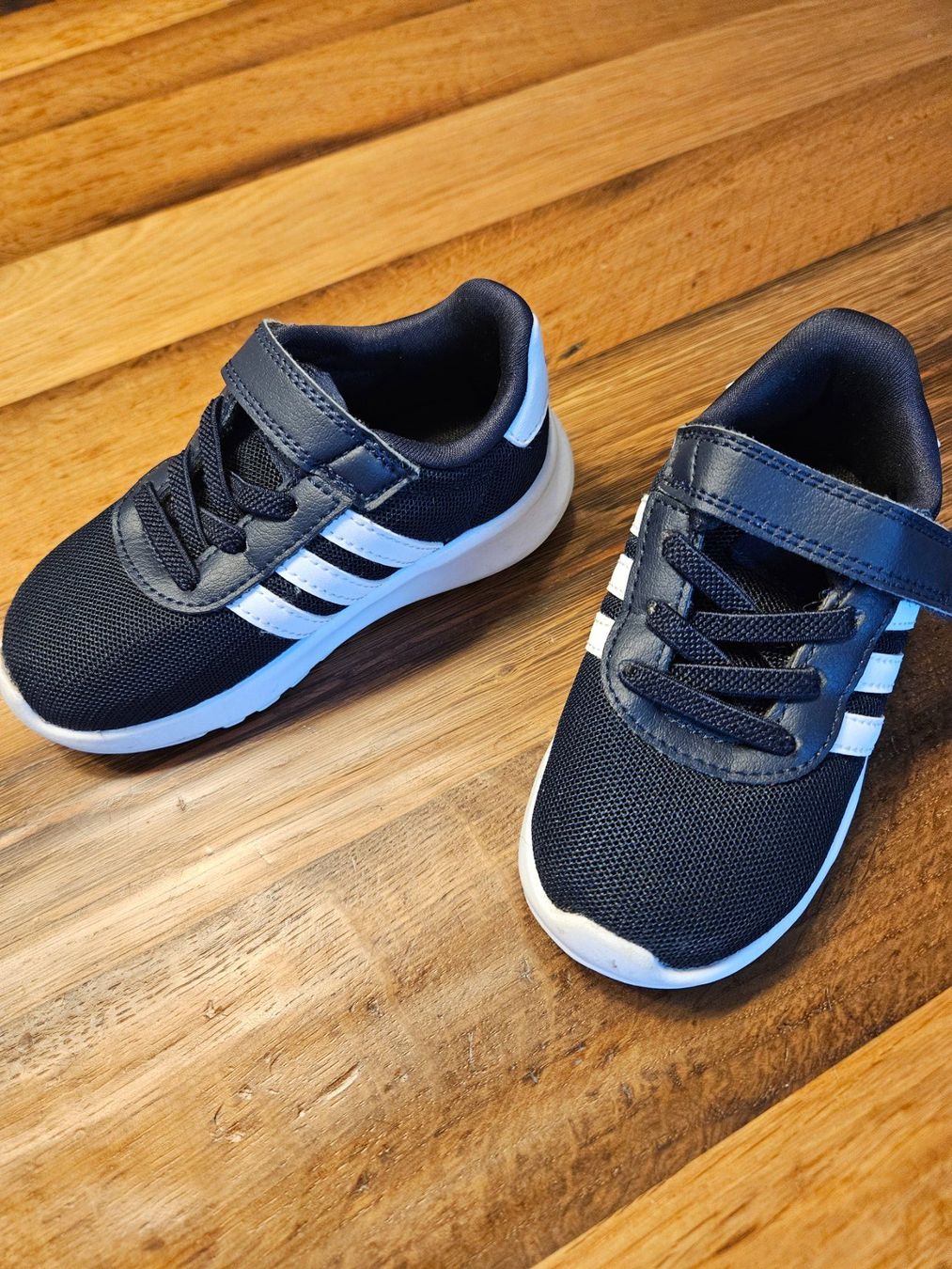 Adidas Schuhe für Jungen: Sneaker von Adidas Grösse 23 – Gebraucht aus Breitenbach von ret_d5ns 3