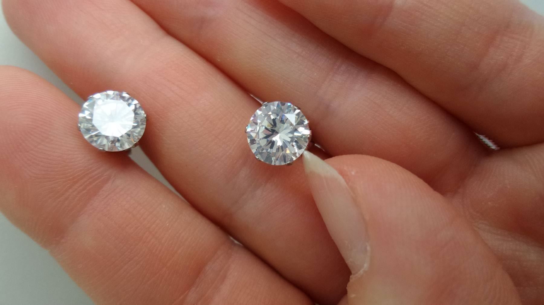 Orecchini pendenti & Orecchini a lobo: 4 mm synth. Diamond silver colour earrings – Nuovo e nell'imballaggio originale da Genève venduto da AGBERG 7