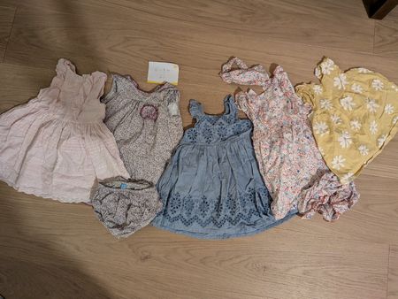 Set 5 Baby Kleidern Grösse 74 guter Zustand