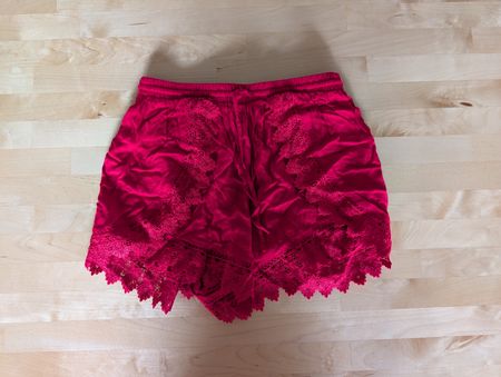 Sommerliche Shorts in Rot mit Spitze, Gr. 38