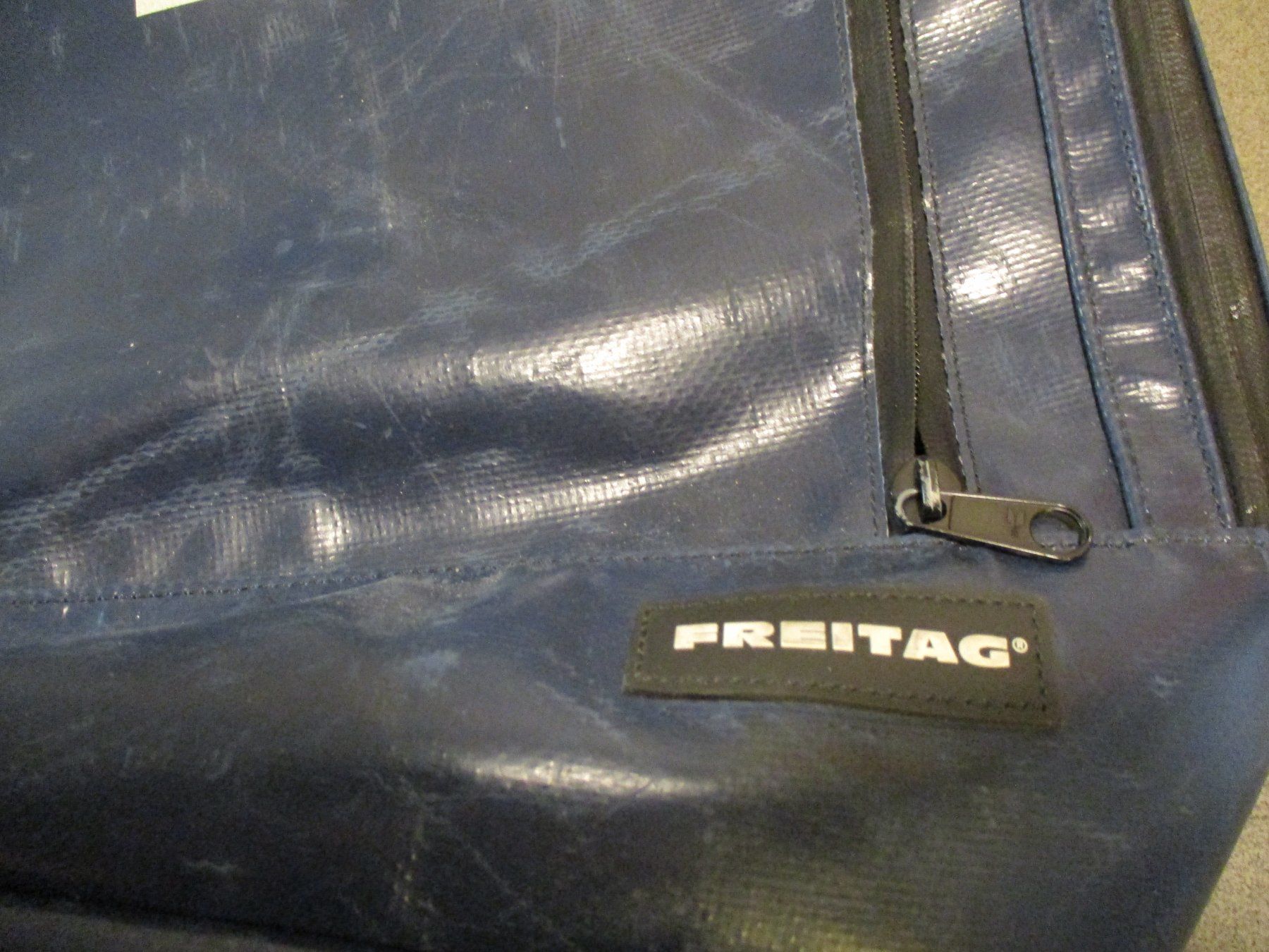 Freitag Rucksäcke: Sac à dos FREITAG bleu avec grand "n" blanc – Gebraucht aus La Sarraz von vic_v6kz 4