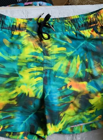 Sommerliche Badeshorts in tropischem Muster, Grösse M