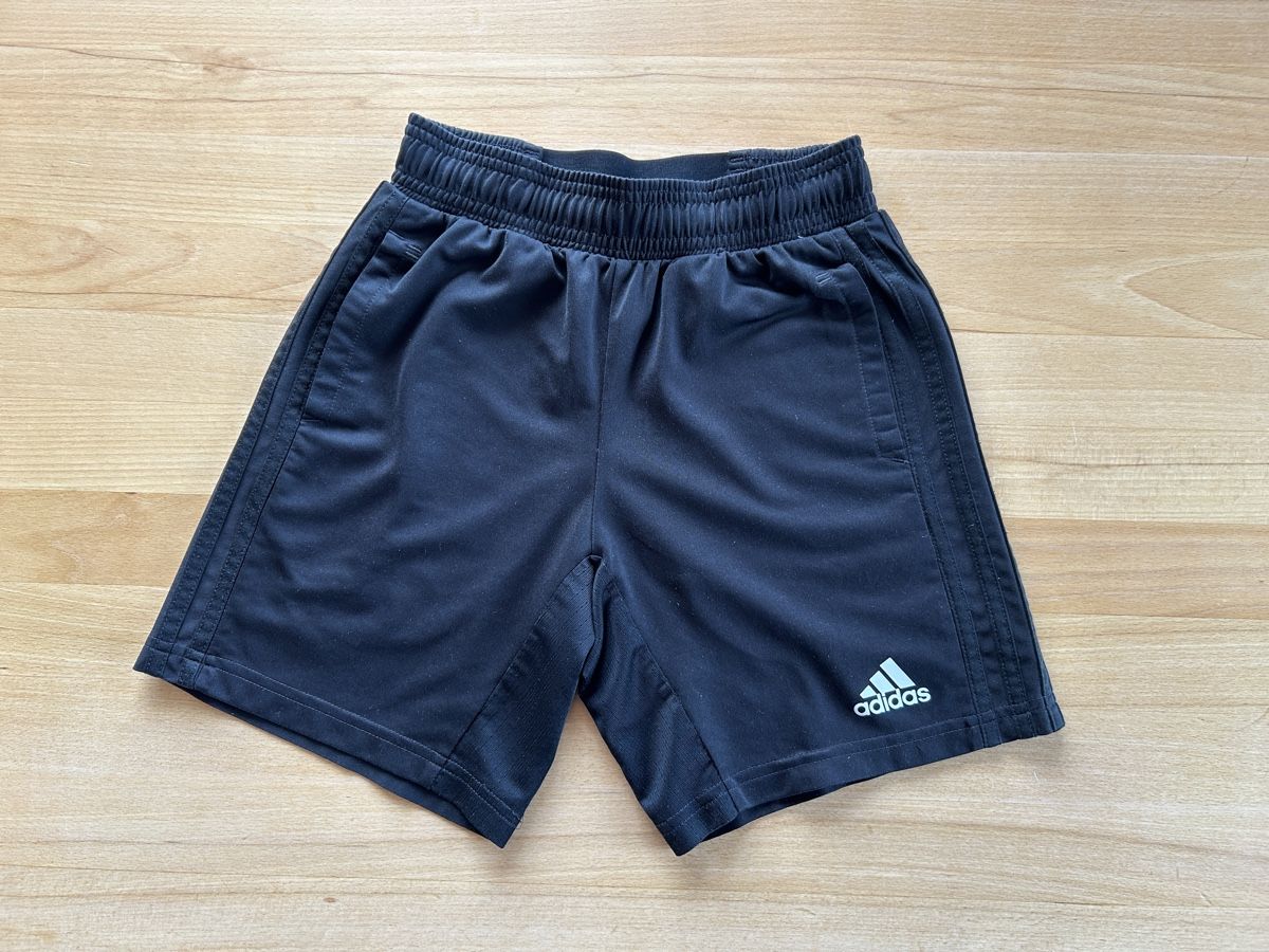 Adidas Pantaloni: Kindersporthosen Grösse 140 – Usato da Grosswangen venduto da che_gr