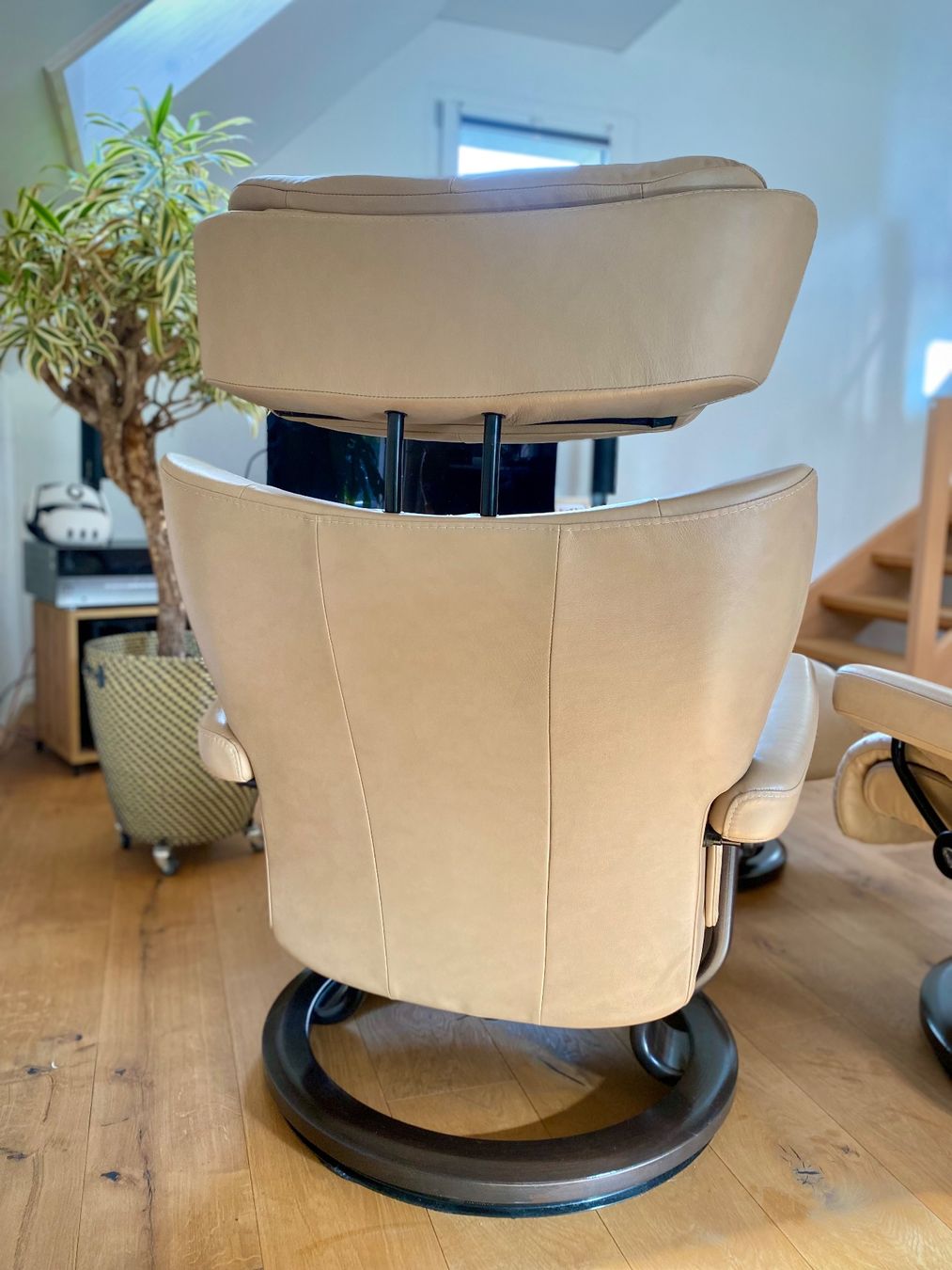 Stressless Poltrone: 2 Stressless® Magic Relax Sessel Beige Größe M mit 1 Hocker – Usato da Rorbas venduto da Samayo_ 8