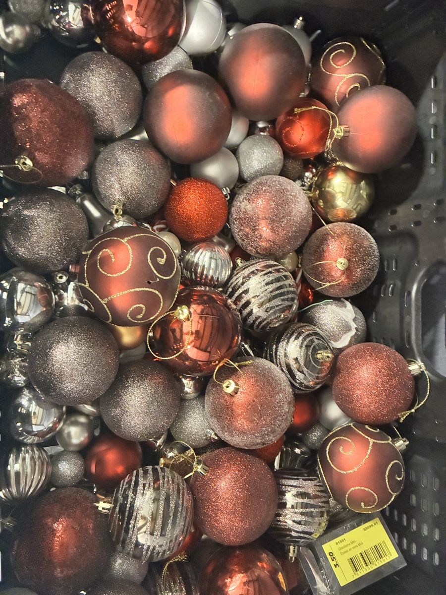 Alle Dekorationen: Weihnachtskugeln rot silber  – Gebraucht aus Zürich von pru_6zm7