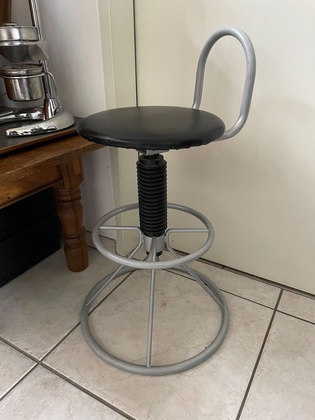 Hocker: Tabouret Pivotant en Métal Siège Cuir – Gebraucht aus Vallamand von Bricbracbroc82 1