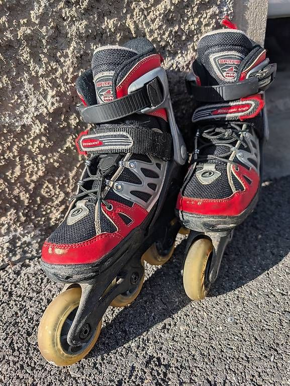 Inline-Skating & Rollschuhe: Patins à roulettes Rollerblade 33-36.5 – Gebraucht aus La Chaux-de-Fonds von Mcleonita