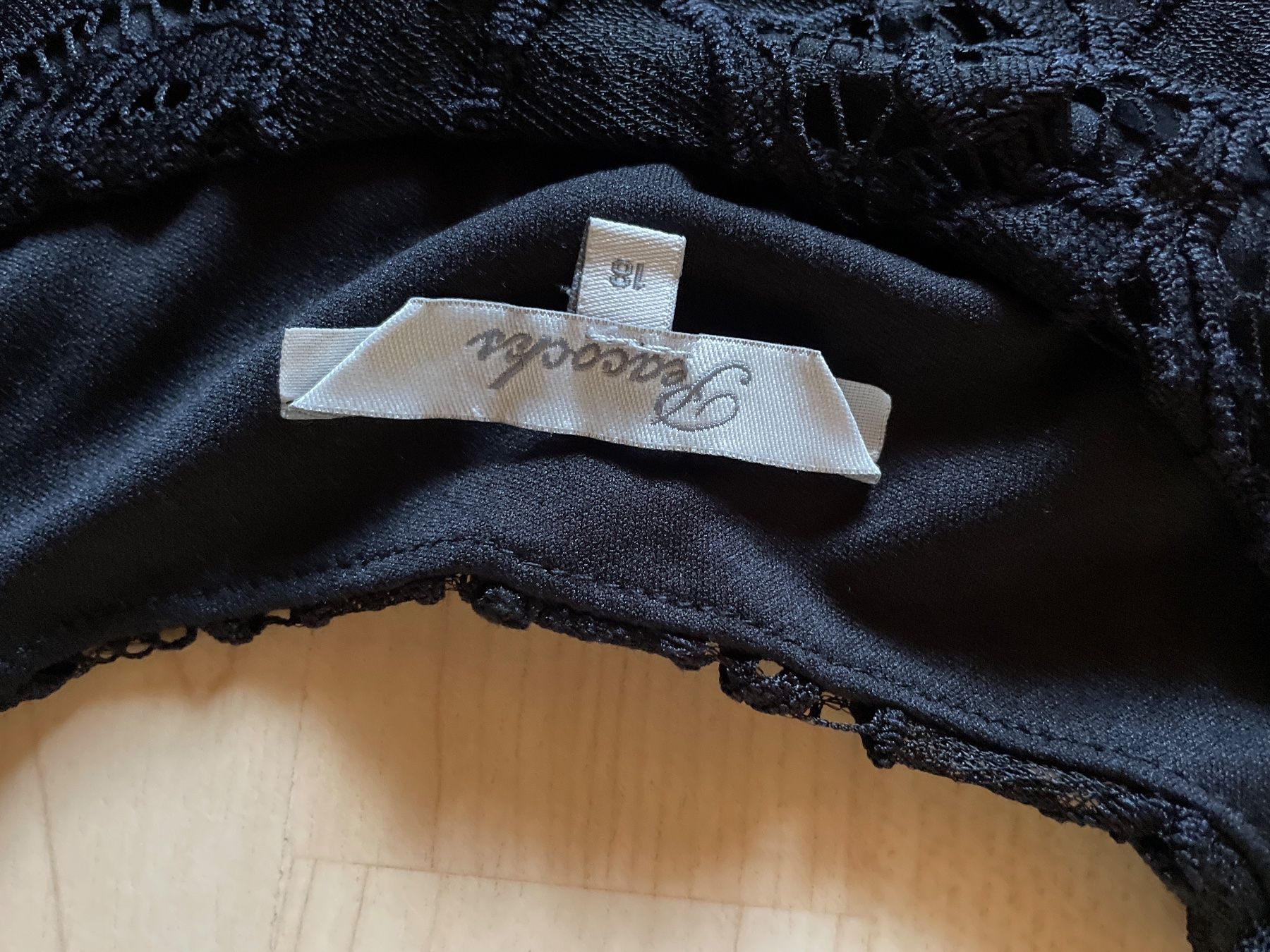 Camicette: Schwarzes Spitzenkleid Grösse 42 mit Cut-Out Schultern – Usato da Münsingen venduto da Ckolibri 1