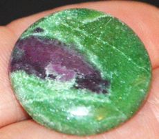 Cabochon L-9031 – Rubin Zoisit 22x22mm