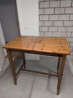 Stehtisch aus Holz massiv mit Gebrauchsspuren