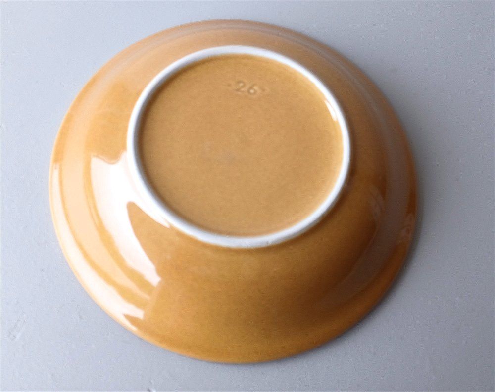 Rössler Servierplatten: RÖSSLER große runde Senffarbe Platte 26cm -F18 – Gebraucht aus Morges von vimajes12 1