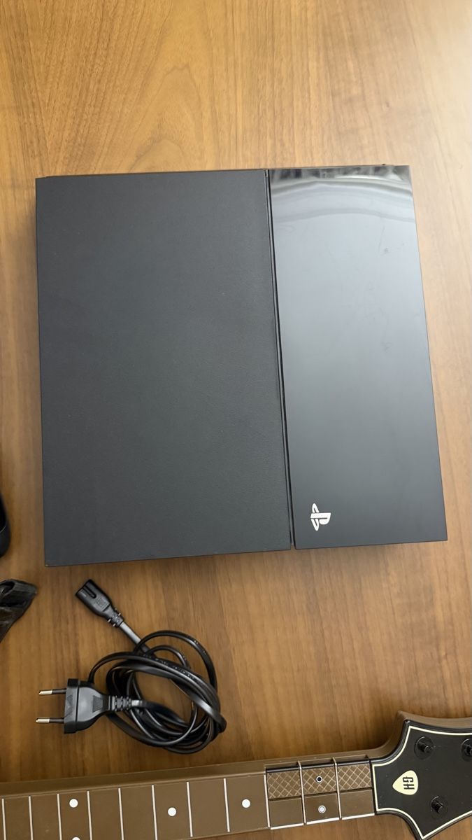 Sony Console: PlayStation 4 + 2 Controller + Guitar Hero + Uncharted  – Usato da Lausanne venduto da phi_7pnb 2
