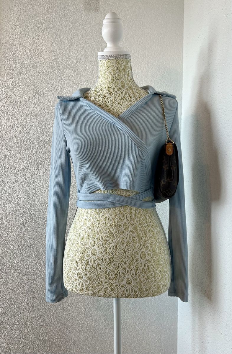 H&M Tops: Baby blue tank top with wrap around – Gebraucht aus Otelfingen von houseofstae