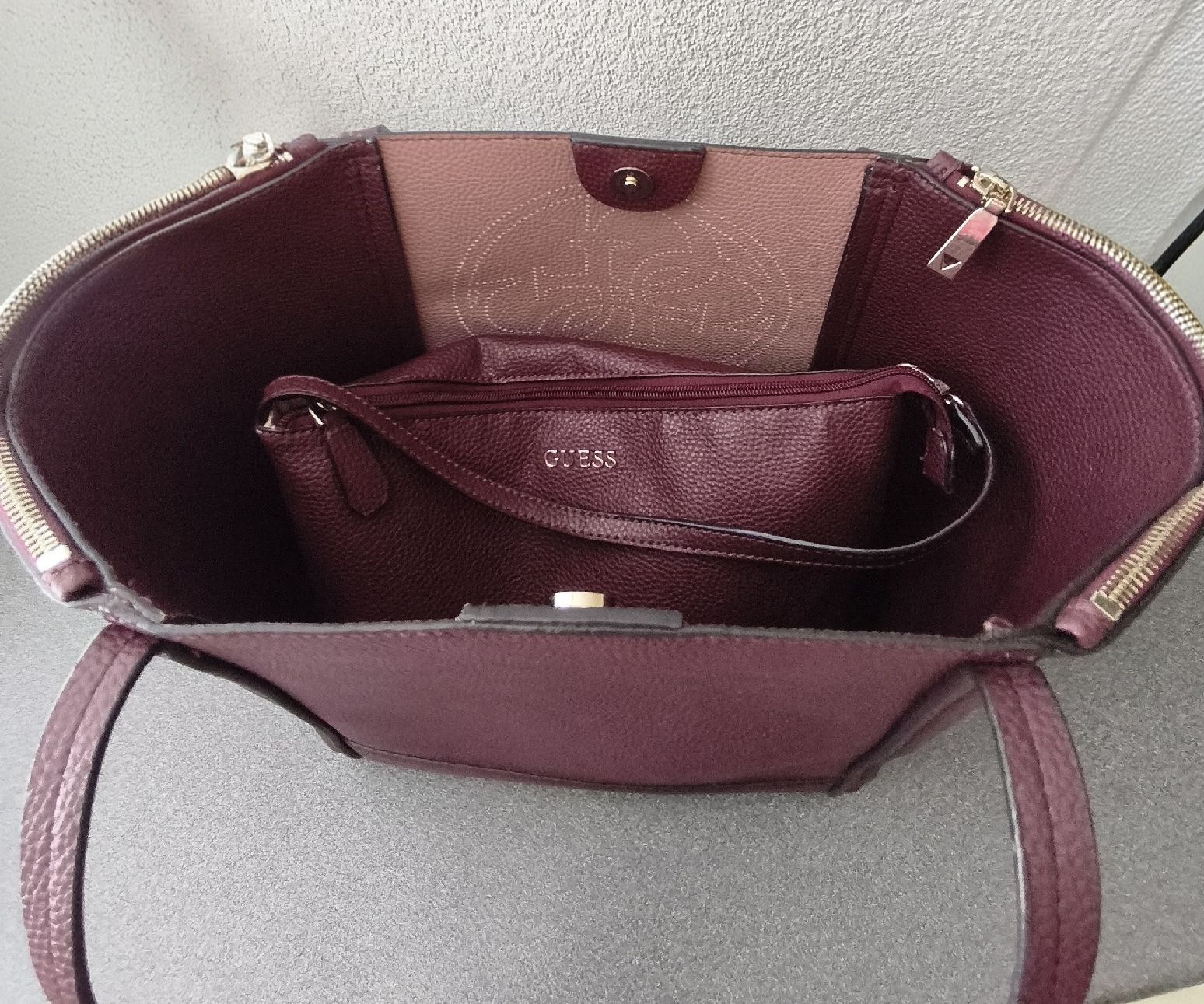 Guess Borse da donna: Guess Ledertasche mit separater Innentasche, bordeaux – Usato da Hitzkirch venduto da Lachrima63 4