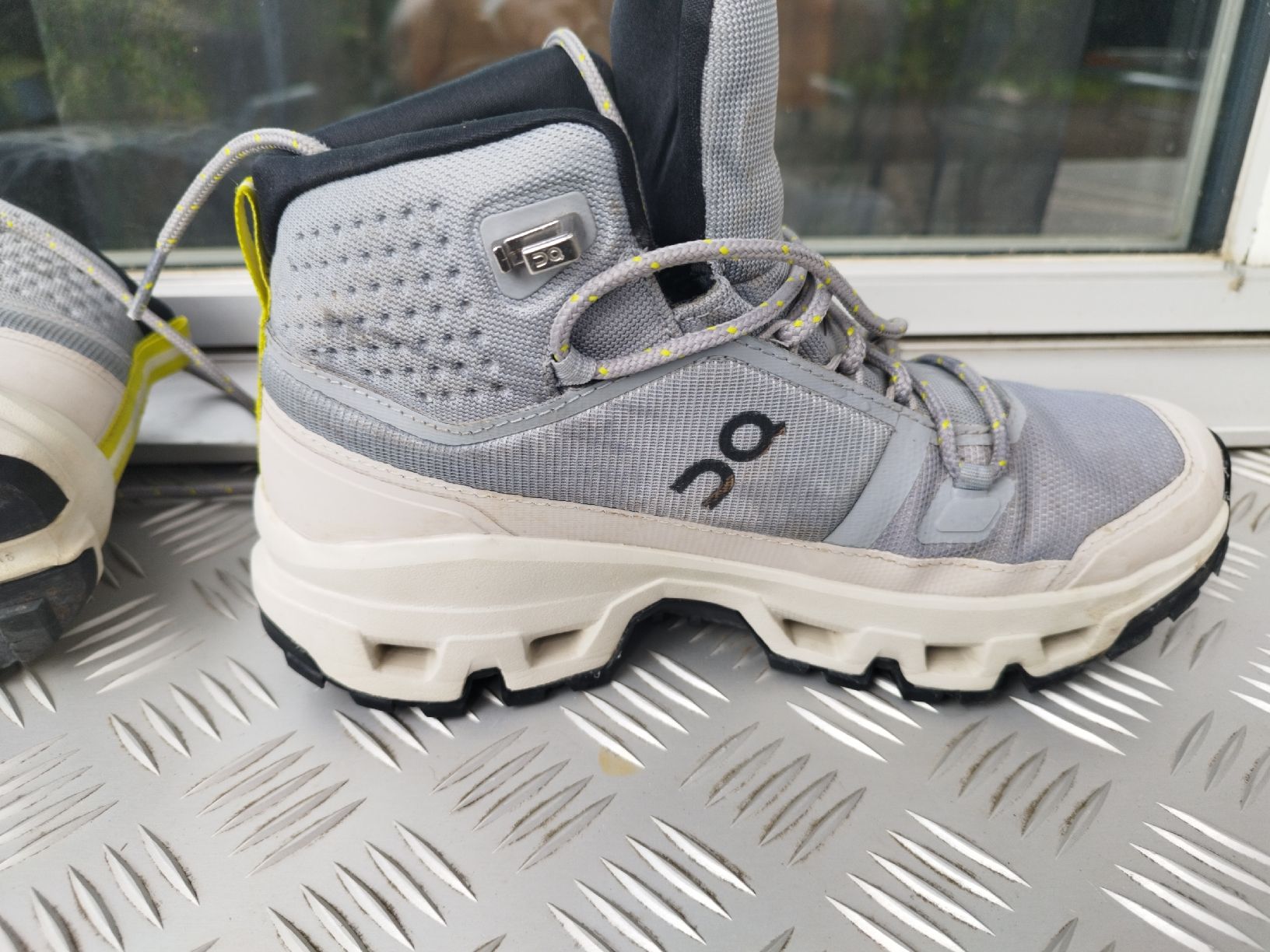 On Scarpe da donna: ON Cloudrock Wanderschuhe Damen Gr. 38.5 Grau/Weiss – Usato da Luterbach venduto da Liveyourdream