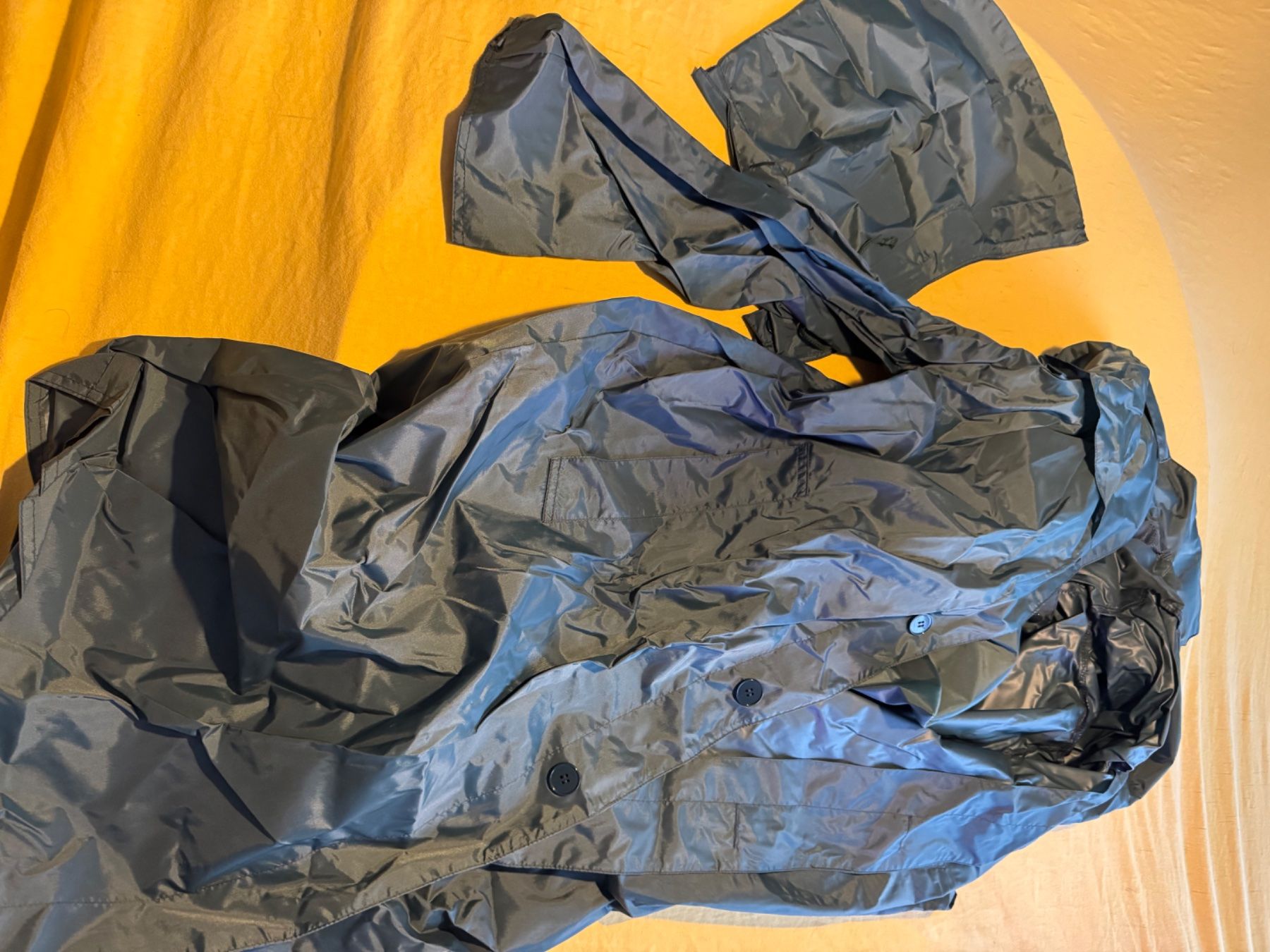 Cappotti: Schweizer Armee - Regenmantel mit separater Kapuze – Usato da Ostermundigen venduto da Gummibaerli63 1