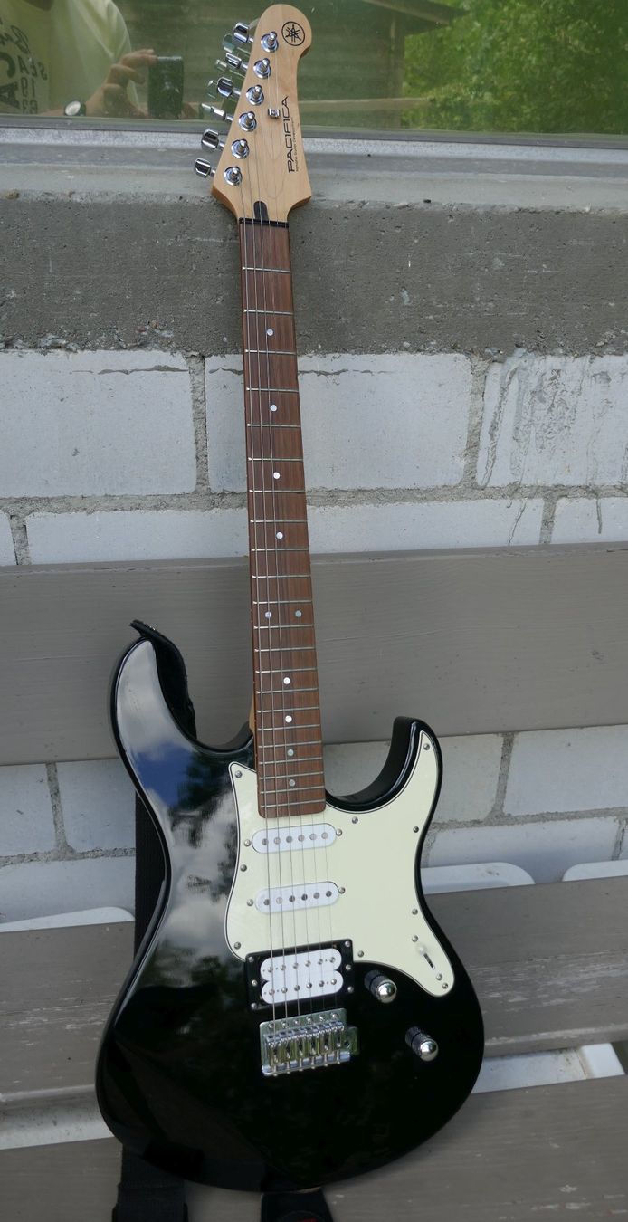 Yamaha Strumenti musicali: Yamaha Pacifica 112V Gitarre – Usato da Wenslingen venduto da FairlightCMI
