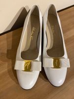 Salvatore Ferragamo Vara Pumps – Weiss – Gr. 8 B / 38.5