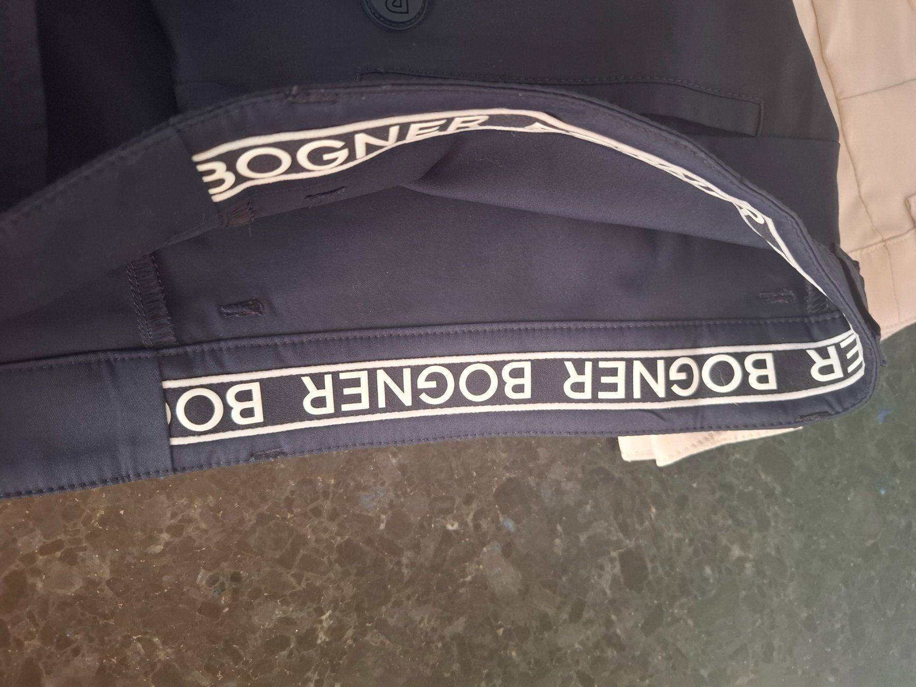 Bogner Pantaloni: Bogner Golfshorts beige und dunkelblau – Usato da Freienstein venduto da Flyfish3 5