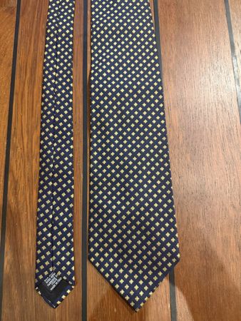 Cravate Hugo Boss 100% soie motif géométrique