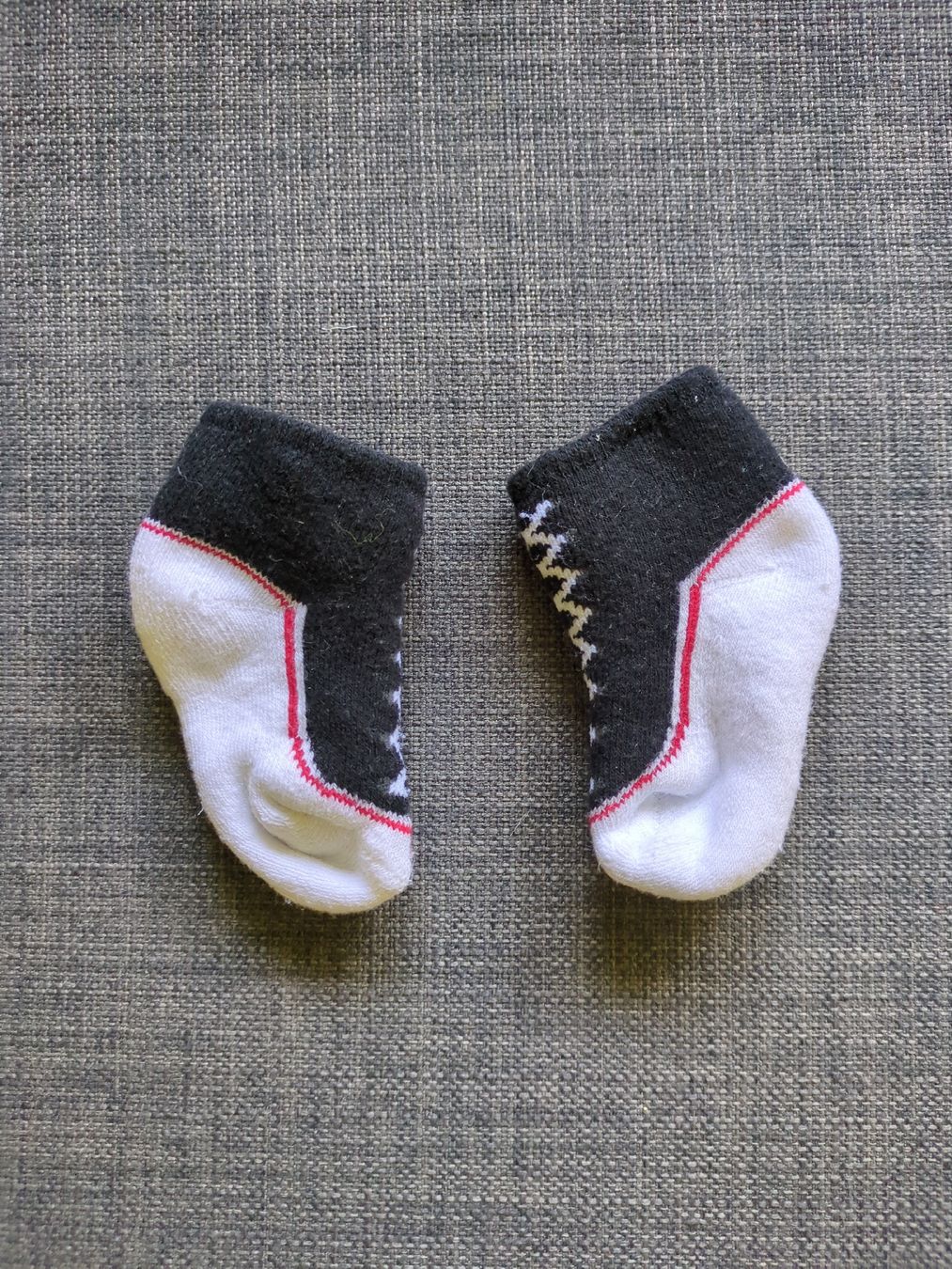 Calze per bambini: Baby Söckli im Converse Look – Usato da St. Gallen venduto da Lila_238 1
