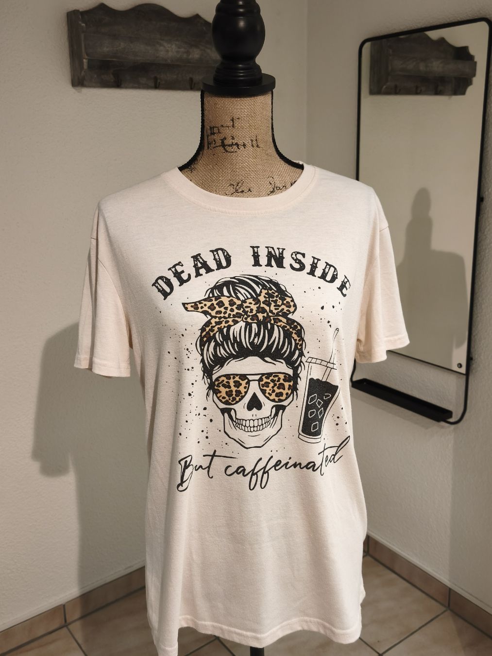 Shein T-Shirts: Cooles T-Shirt "Dead Inside but Caffeinated", Grösse M – Neu (gemäss Beschreibung) aus Emmetten von SecondhandSiska