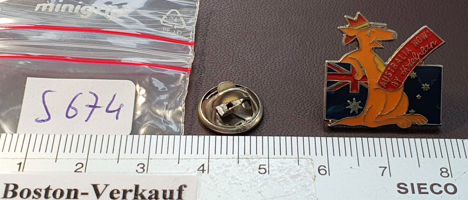 Plaketten & Abzeichen: S674 - Pin Känguru Australia now by Hotelplan – Gebraucht aus Reinach BL von Boston-Verkauf 1