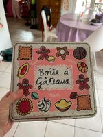 Boîte vintage métal gâteaux Derrière la porte état moyen