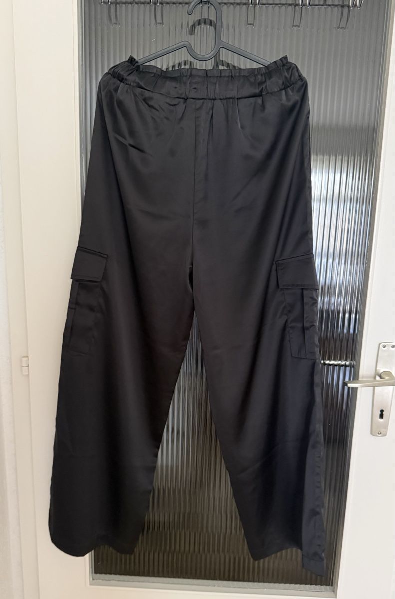 Pantaloni: Pantalon cargo noir satiné  – Nuovo (secondo la descrizione) da Monthey venduto da iri_9pt5 2