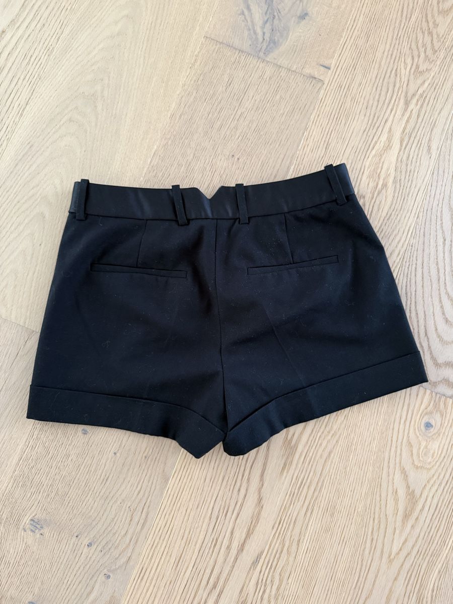 Zara Pantaloni: Schwarze Zara Basic Shorts, Grösse XS – Usato da Richterswil venduto da KAYLEIGH_77 1