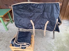 2 schöne schwarze Stalldecken