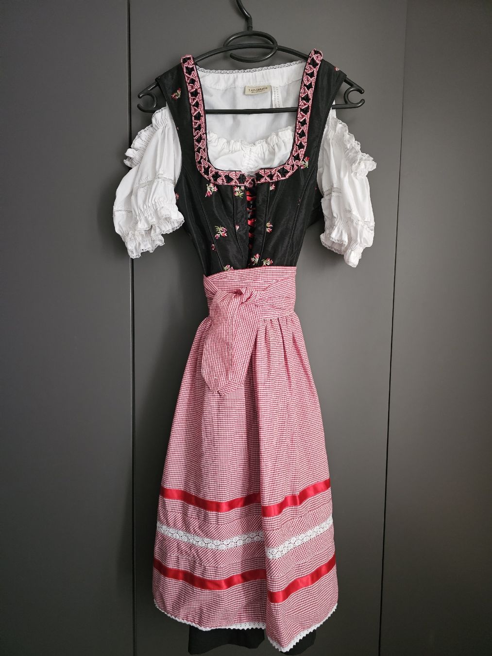 Costumi: Landhaus Dirndl Gr. 38 – Usato da Rubigen venduto da Dosii