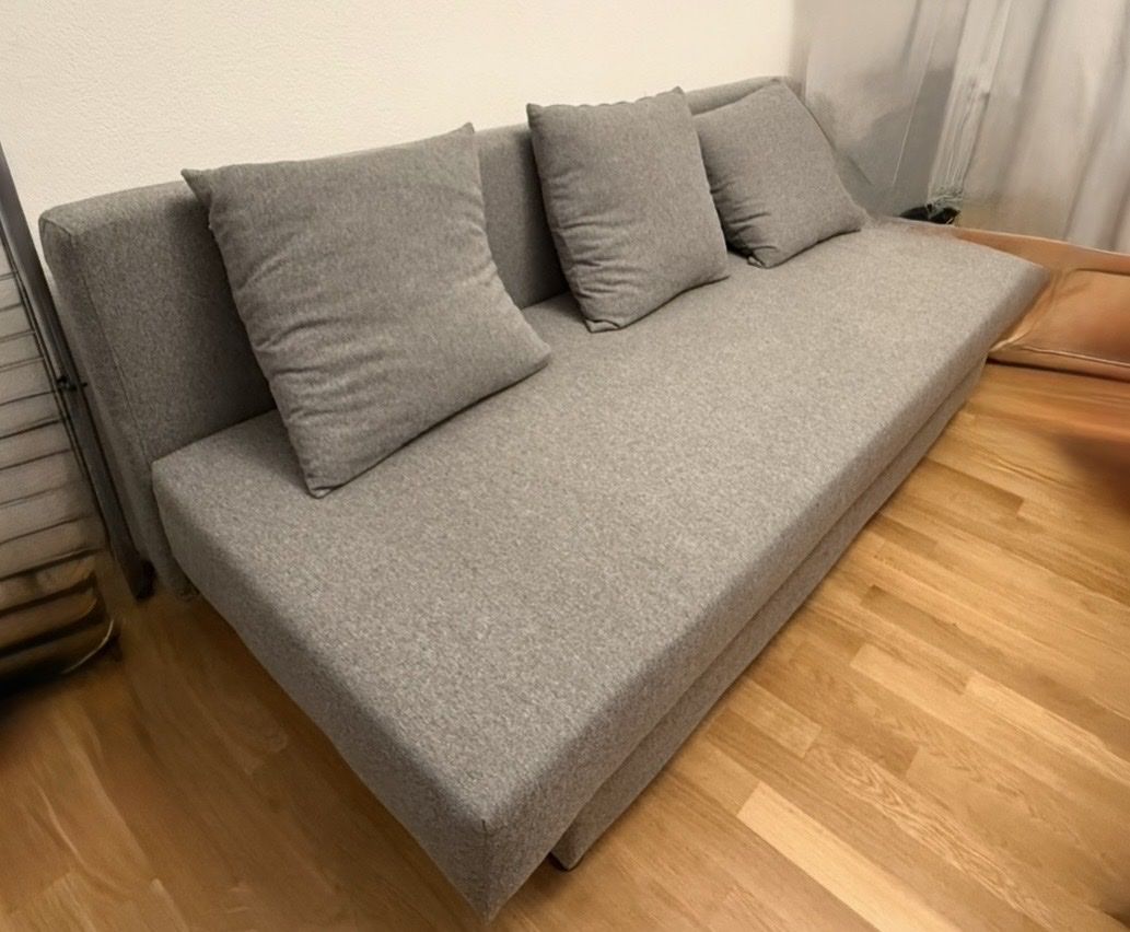 Divani: Divano letto grigio chiaro con 3 cuscini - Affare! – Usato da Grono venduto da val_997r