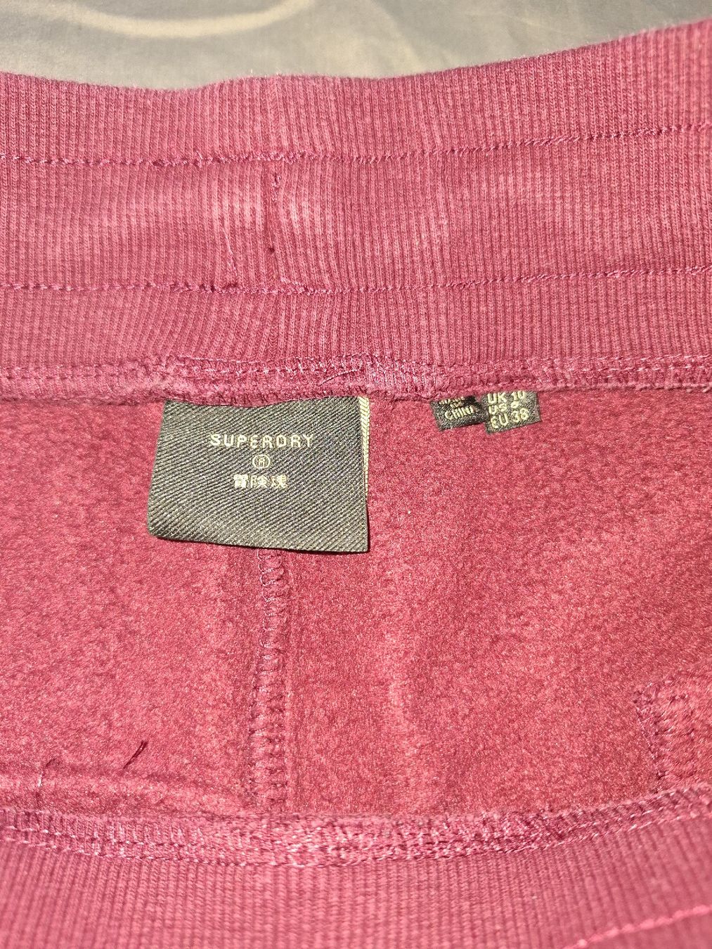 Superdry Pantaloni: Superdry Pantalon Jogging Bordeaux M – Nuovo (secondo la descrizione) da Le Locle venduto da QualiteExpress 2