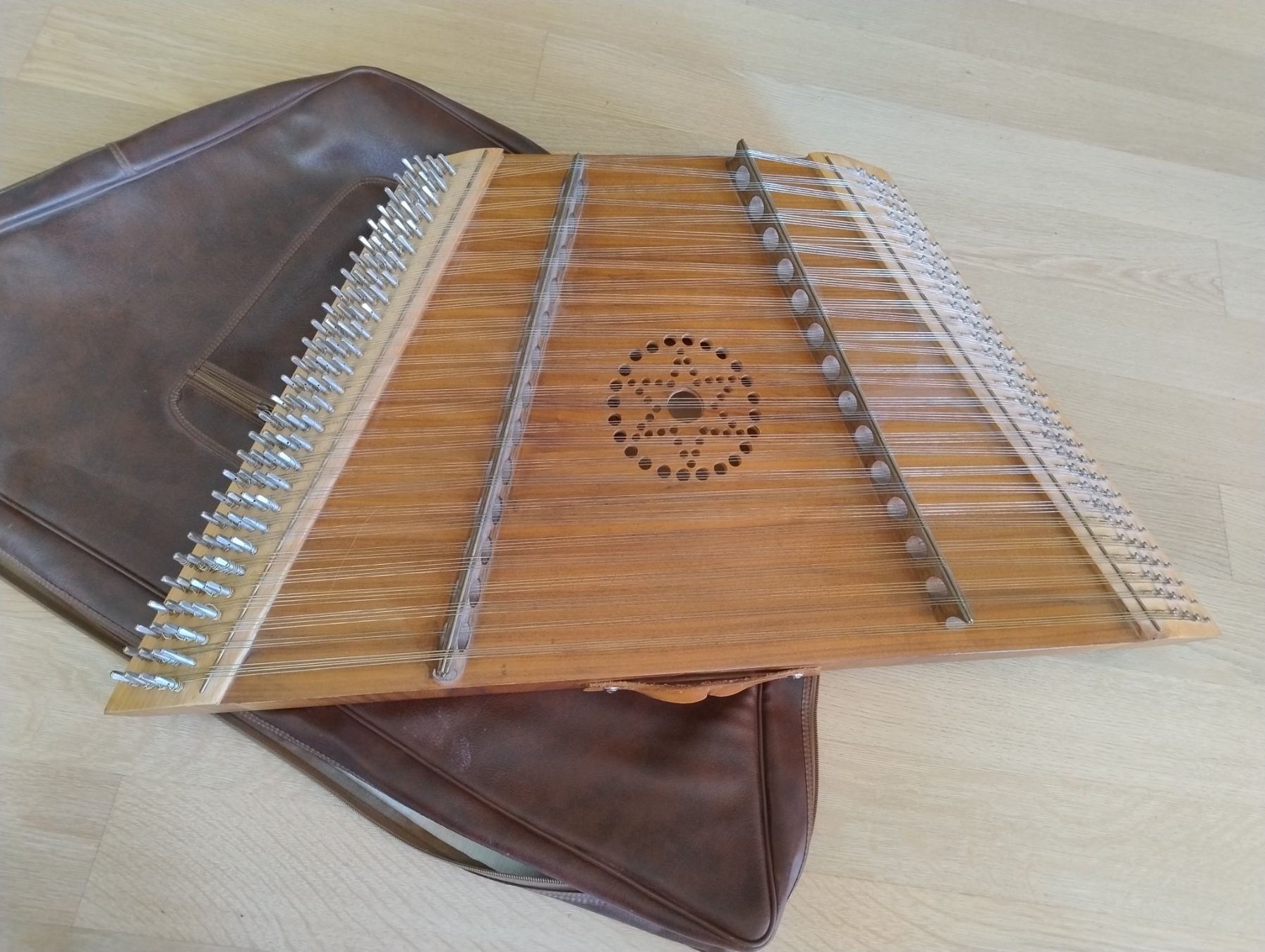 Strumenti musicali: Chromatisches Salzburger Hackbrett – Usato da Lichtensteig venduto da ubest
