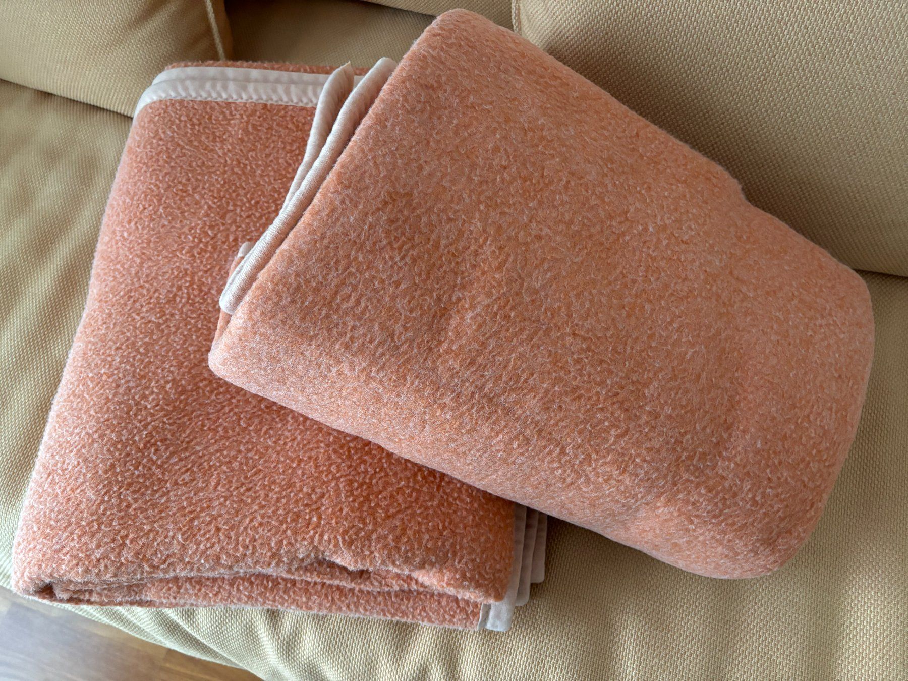 Coperte: Lot de 2 couvertures de lit DOLAN couleur camel – Usato da OBERENGSTRINGEN venduto da Lolo6316 1