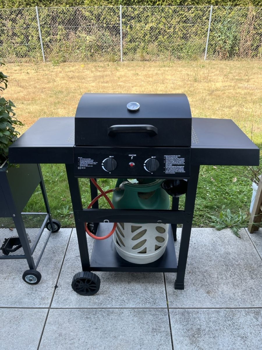 Griglie: Gasgrill schwarz mit Gasflasche – Nuovo (secondo la descrizione) da Regensdorf venduto da Marzipan85