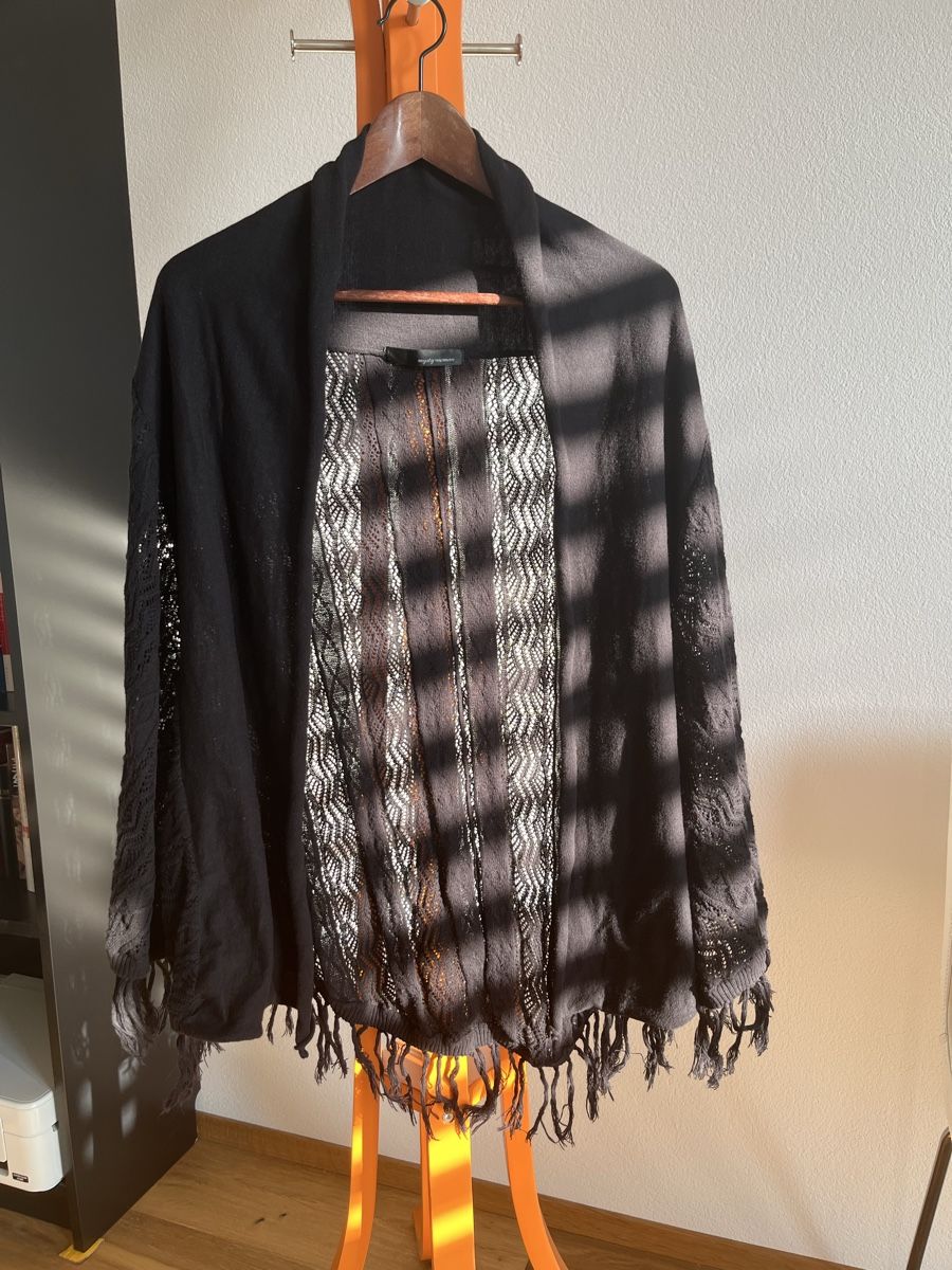 Boleros: Black Knitted Fringe Cardigan, Boho Chic – Gebraucht aus Gümligen von caron__
