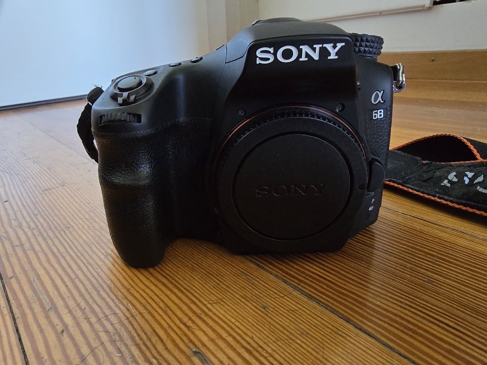 Sony Fotocamera: Sony Alpha 68 a-68 + 2 batteries NP-FM500H avec 2 chargeurs – Difettoso da Fribourg venduto da dom_zyr5 7
