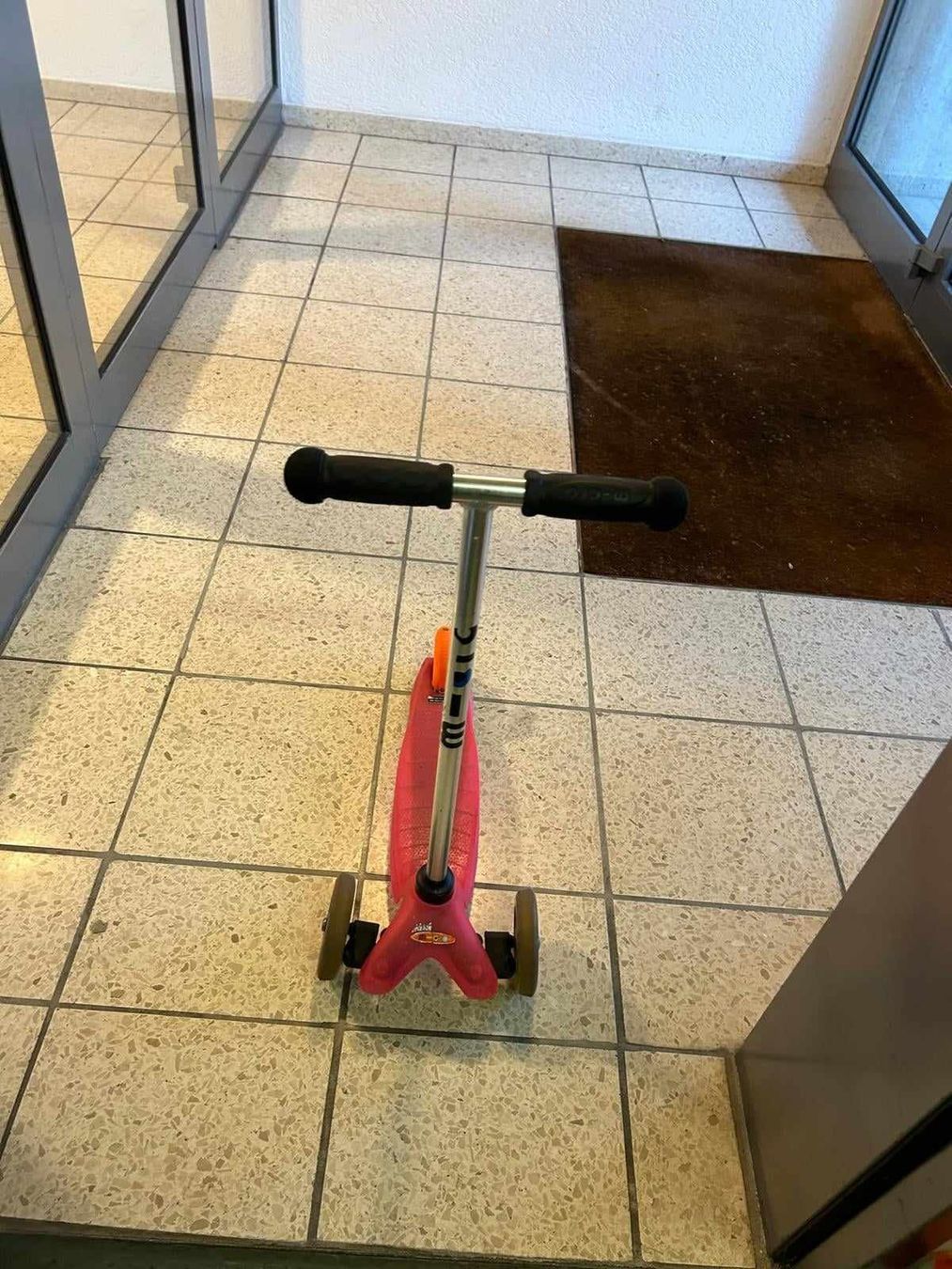 Véhicules pour enfants: Kinder Micro Roller pink mit 3 Rädern – D'occasion à Möhlin par dom_96nf