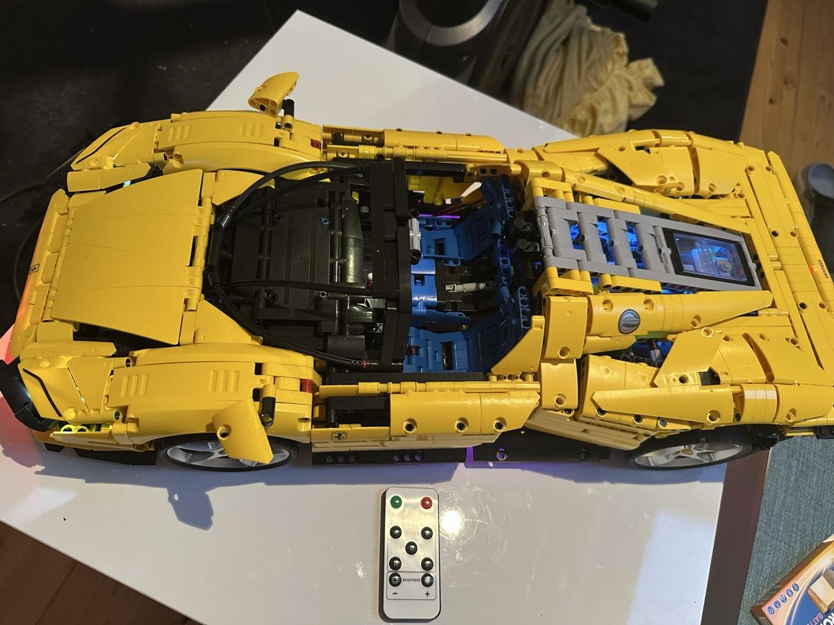 Lego Kit di costruzioni: LEGO TECHNIC FACSIMILE FERRARI SP3 CON KIT LUCI LED – Nuovo (secondo la descrizione) da Gordola venduto da Topino02